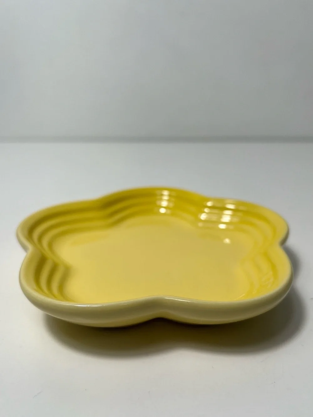 Le Creuset Stoneware Flower Petal Scalloped Trinket Dish Plate Tray